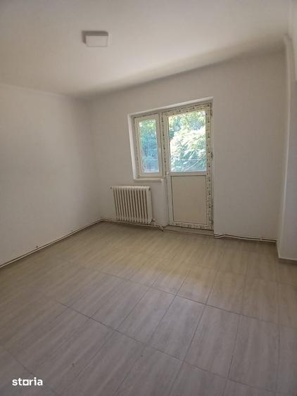 Apartament cu 3 camere decomandat în Parincea