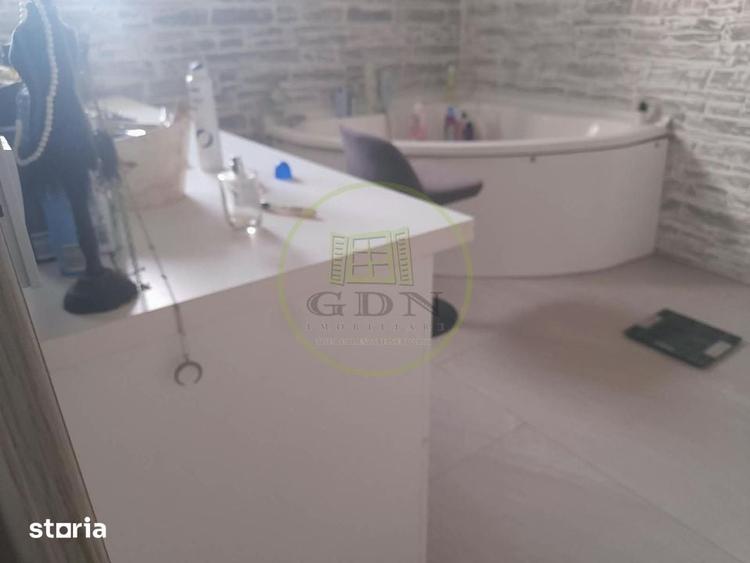 Casă cu 8 camere cu Teren 700 Mp în Ucea