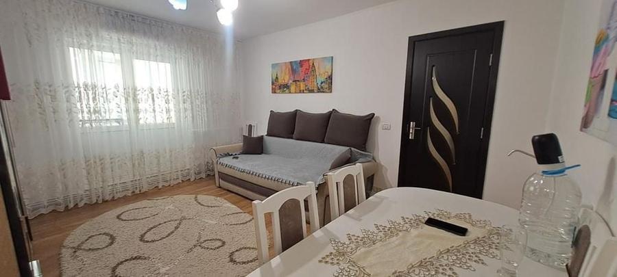 Apartament cu 3 camere semidecomandat în Tătărași