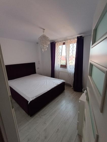 Apartament cu 3 camere decomandat, mobilat în Valea Adâncă