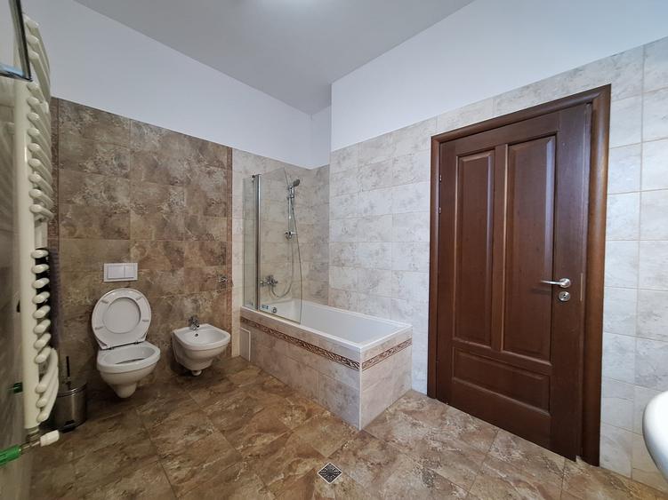 Apartament cu 3 camere decomandat, mobilat în Lipovei
