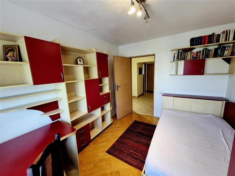 Apartament cu 3 camere decomandat în Nicolina