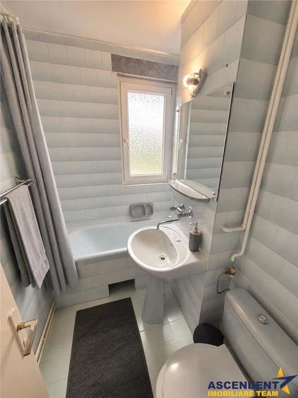 Apartament cu 3 camere decomandat în Cornișa