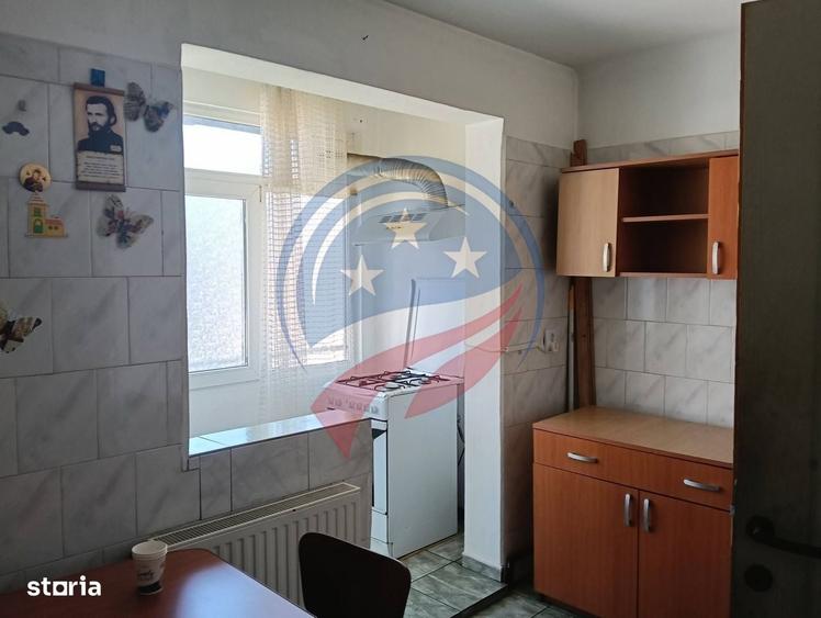 Apartament cu 2 camere semidecomandat în Craiovița Nouă