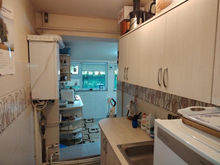 Apartament cu 3 camere semidecomandat în Craiovița Nouă