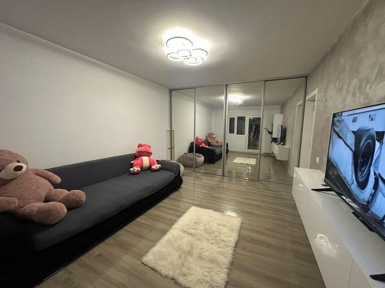 Apartament cu 3 camere decomandat în Apărătorii Patriei