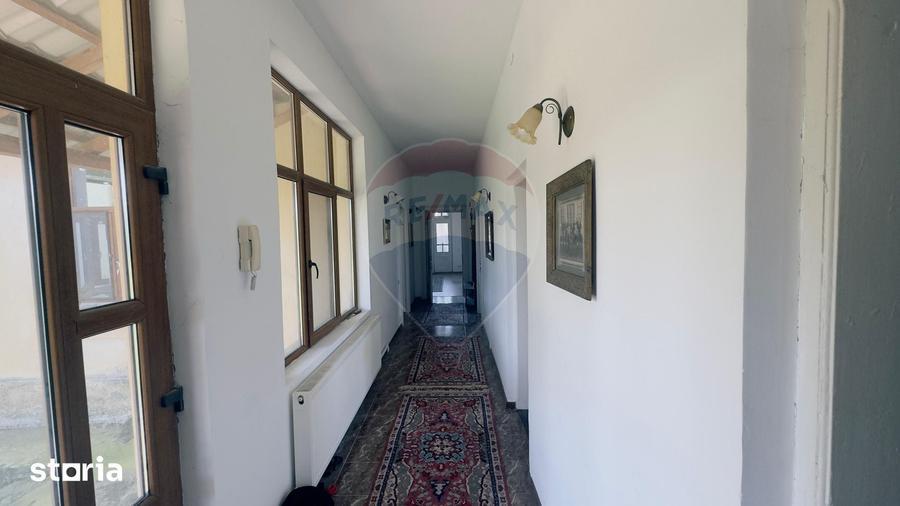 Casă cu 6 camere cu Teren 3300 Mp în Central