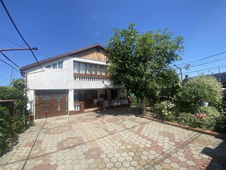 Casă individuală cu 4 camere cu Teren 760 Mp în Tache