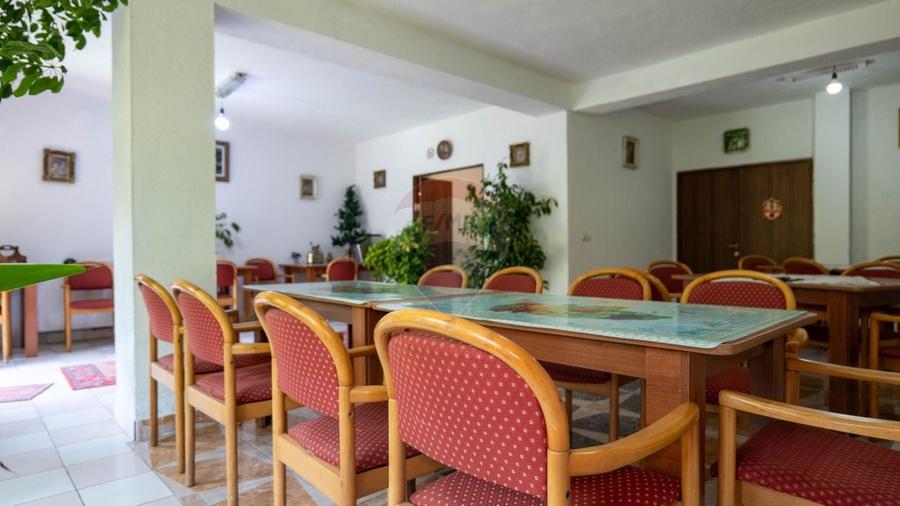 Casă individuală cu 10 camere cu Teren 1348 Mp în Sânbotin