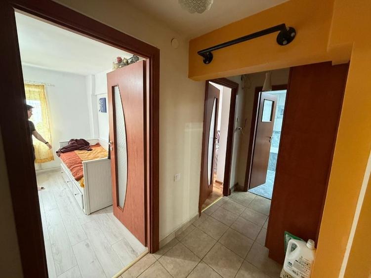 Apartament cu 3 camere decomandat, mobilat în Central