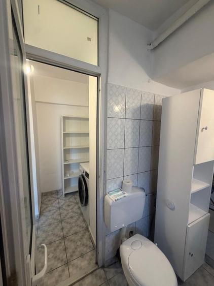 Apartament cu 3 camere semidecomandat, mobilat în Central