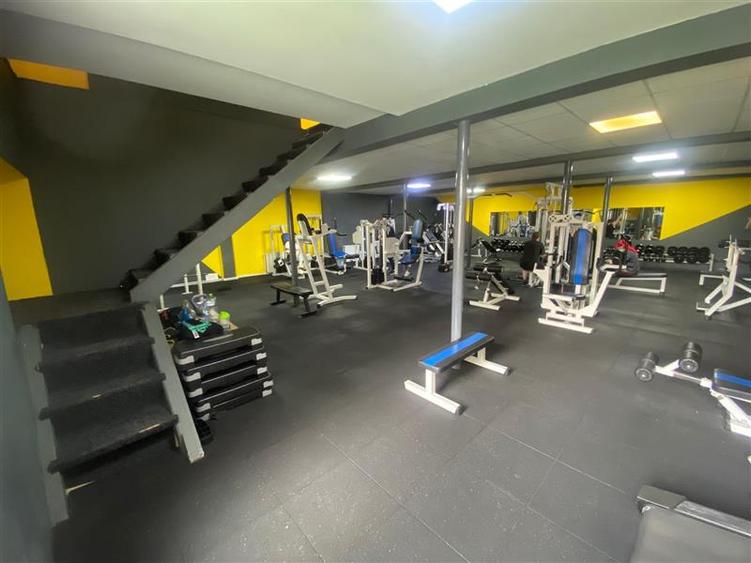 Casă cu 7 camere cu Teren 306 Mp în 7 Noiembrie