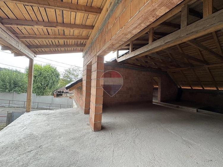 Casă cu 6 camere cu Teren 599 Mp în Vitrometan