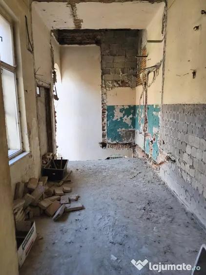 Apartament cu 7 camere decomandat în Central