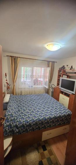 Apartament cu 3 camere semidecomandat în Florilor