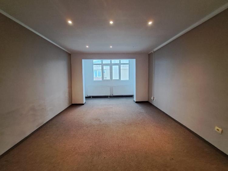 Apartament cu 3 camere decomandat, mobilat în Central
