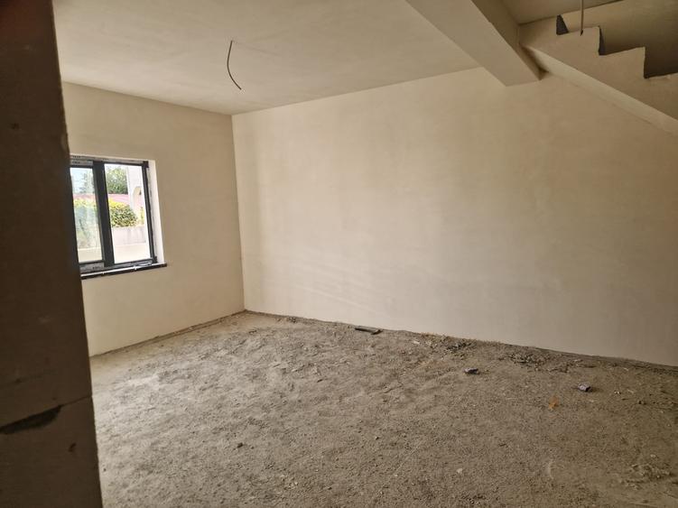Duplex cu 4 camere cu Teren 180 Mp în Est