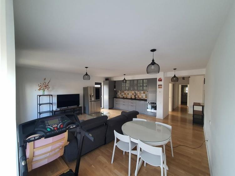 Apartament cu 3 camere decomandat în Domenii