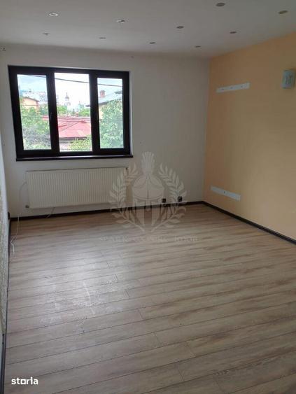Casă cu 10 camere cu Teren 350 Mp în Central
