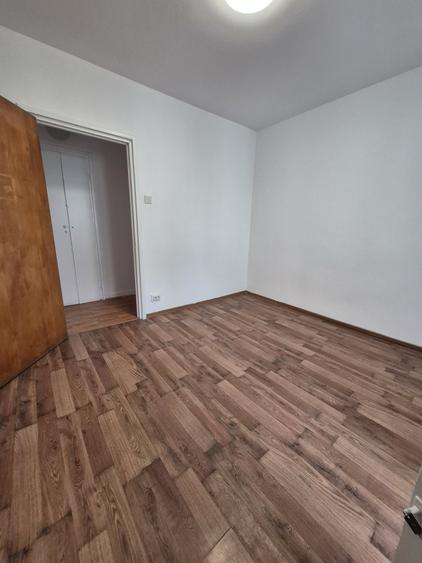 Apartament cu 4 camere semidecomandat în Colentina