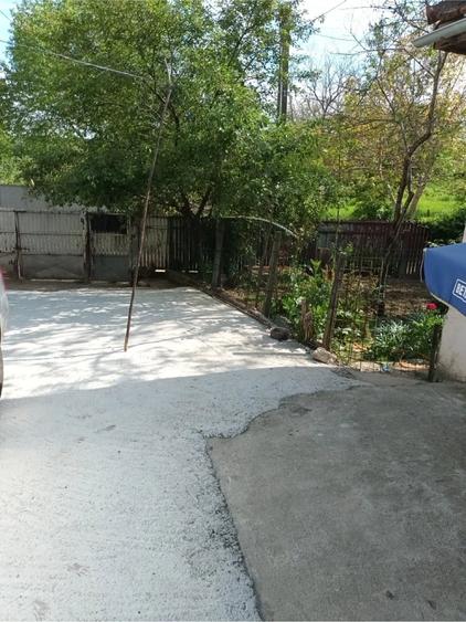 Casă cu 2 camere cu Teren 500 Mp în Cârlomănești