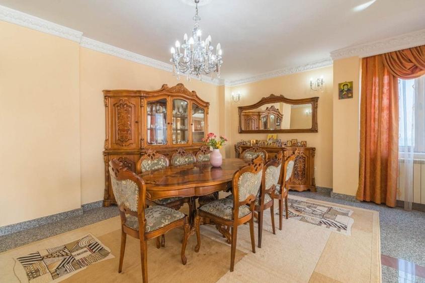Casă individuală cu 20 camere cu Piscina în Central