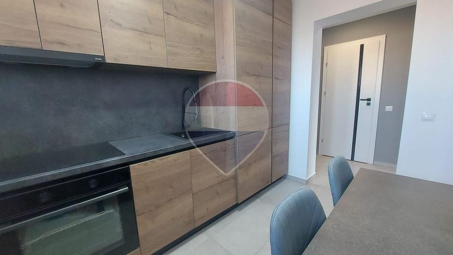Apartament cu 2 camere semidecomandat, mobilat în Decebal