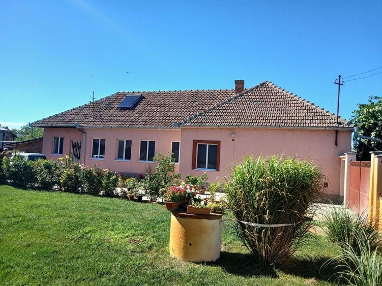 Casă cu 4 camere în Vărșand