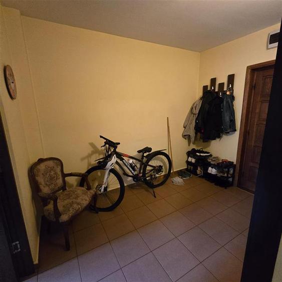 Apartament cu 3 camere semidecomandat în Podu Roș