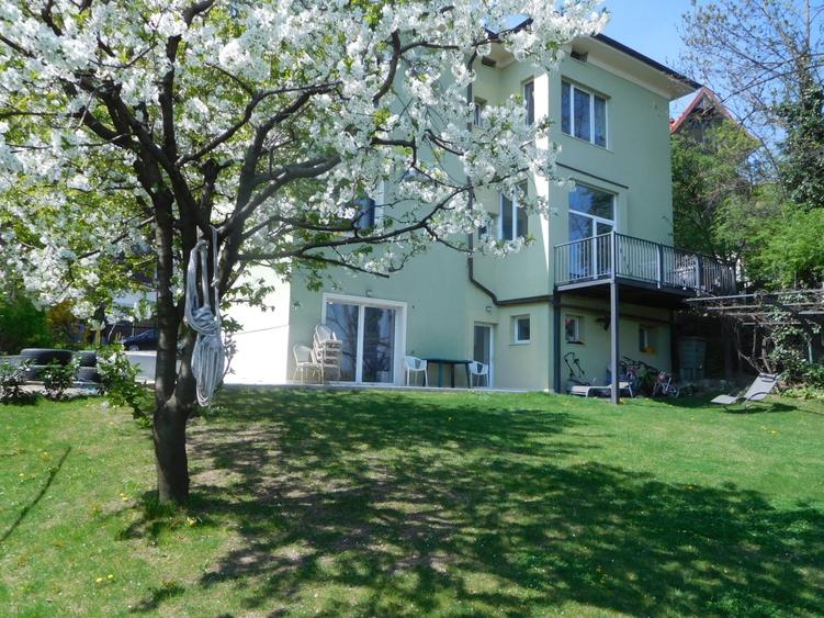 Casă cu 10 camere cu Canalizare în Central