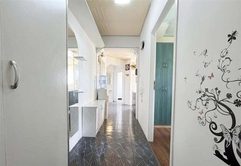 Apartament cu 4 camere semidecomandat, mobilat în Nufărul