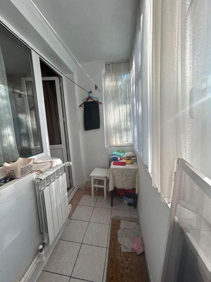 Apartament cu 3 camere semidecomandat, mobilat în Micro 16