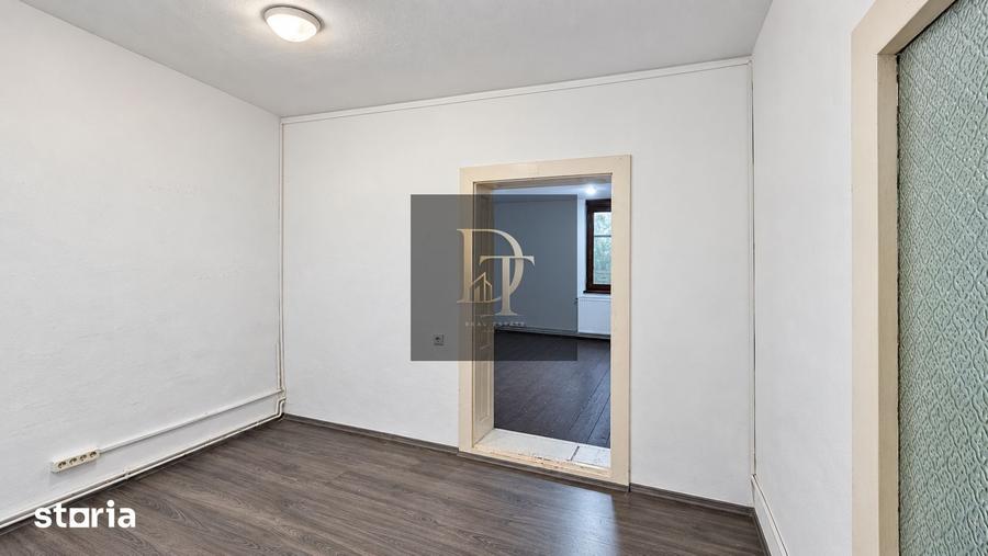 Casă cu 5 camere cu Teren 446 Mp în Florilor