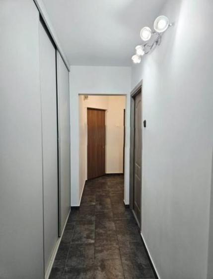 Apartament cu 3 camere decomandat, mobilat în Titan