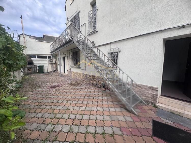 Casă individuală cu 6 camere cu Canalizare în Cotroceni
