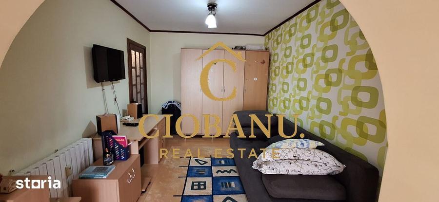 Apartament cu 3 camere decomandat, mobilat în Rovine
