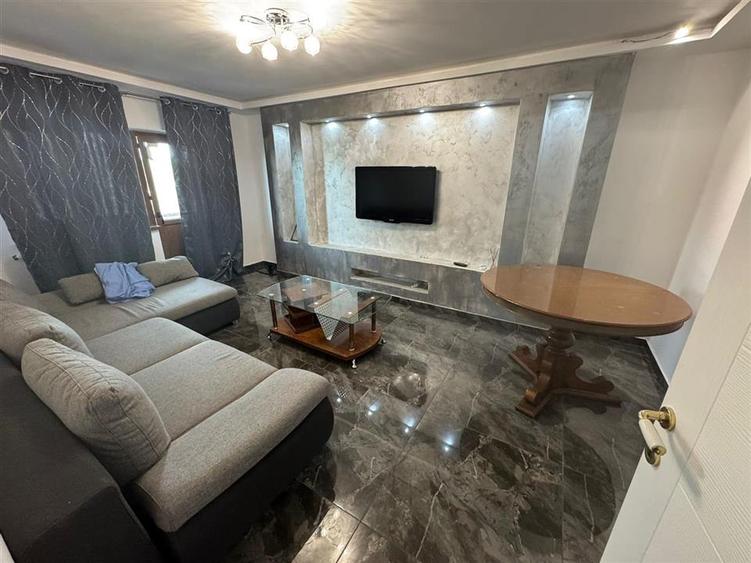 Apartament cu 3 camere decomandat, mobilat în Central