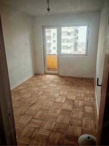 Apartament cu 4 camere semidecomandat în Micro 8