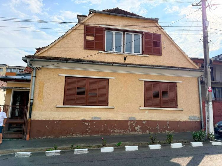 Vand CASA - Codlea, str.T.Vladimirescu, nr.9 jud. Brasov - 7 camere (2 apartamente), pivnita si pod - 1