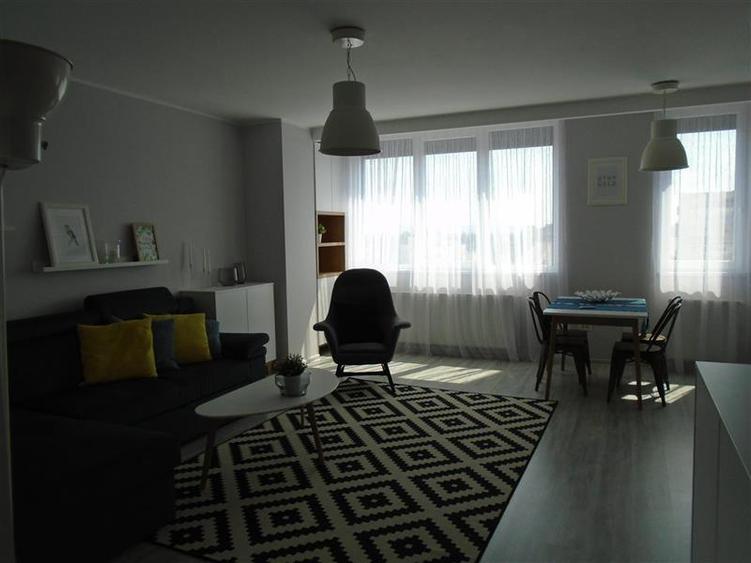 Apartament cu 3 camere decomandat, mobilat în Polivalentă