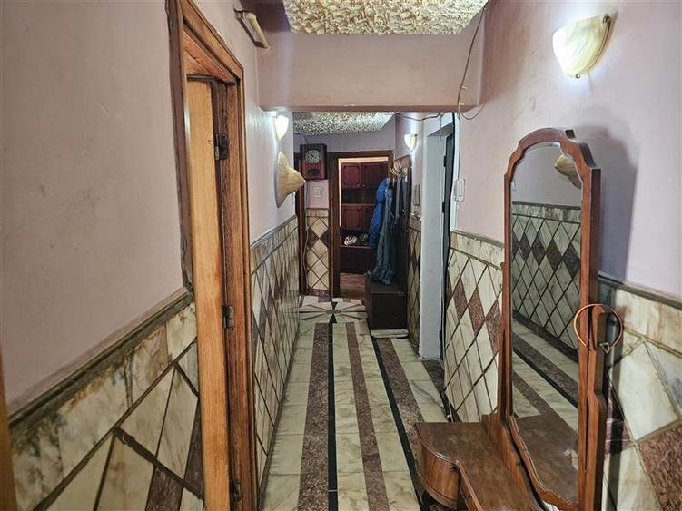 Apartament cu 4 camere semidecomandat, mobilat în Micro II