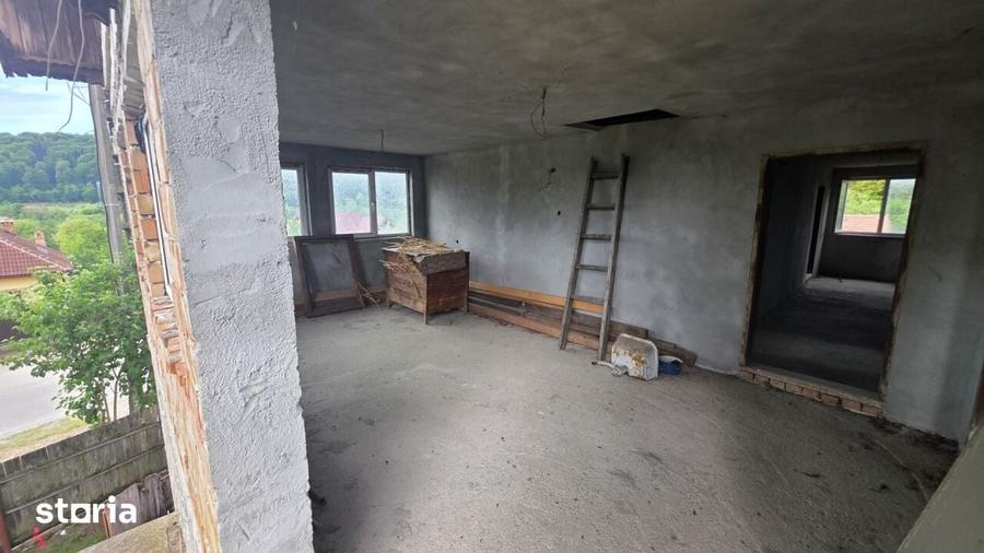 Casă cu 5 camere cu Teren 414 Mp în Frâncești