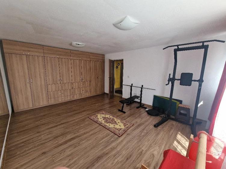 Casă cu 5 camere cu Teren 300 Mp în Exterior Vest
