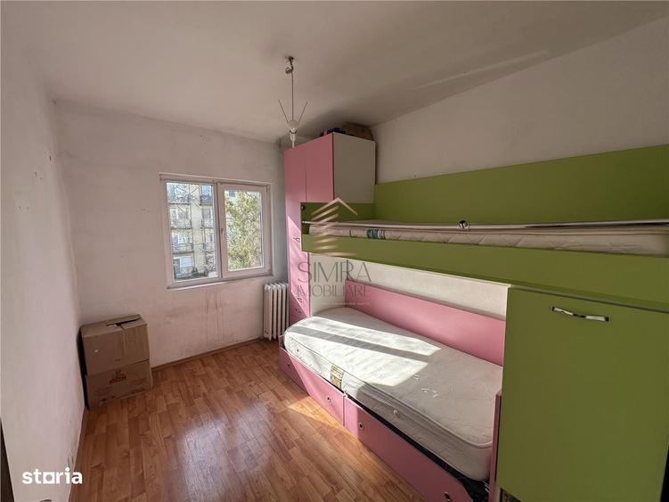 Apartament cu 3 camere semidecomandat în Central