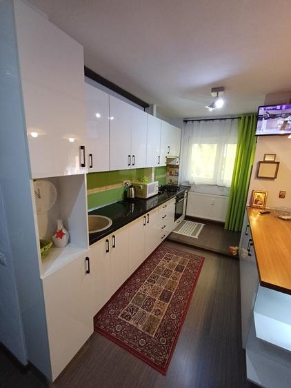 Apartament cu 3 camere semidecomandat în Pantelimon
