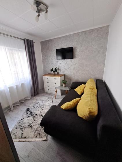 Apartament cu 3 camere decomandat în Uiești