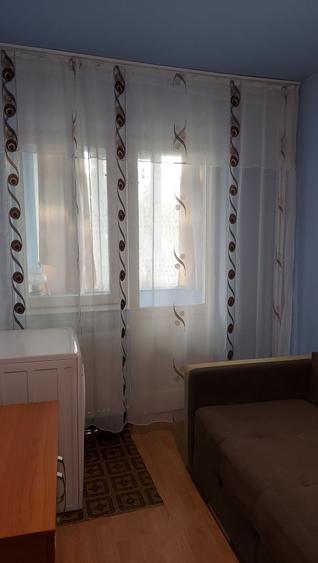 Apartament cu 3 camere semidecomandat în Exterior Vest