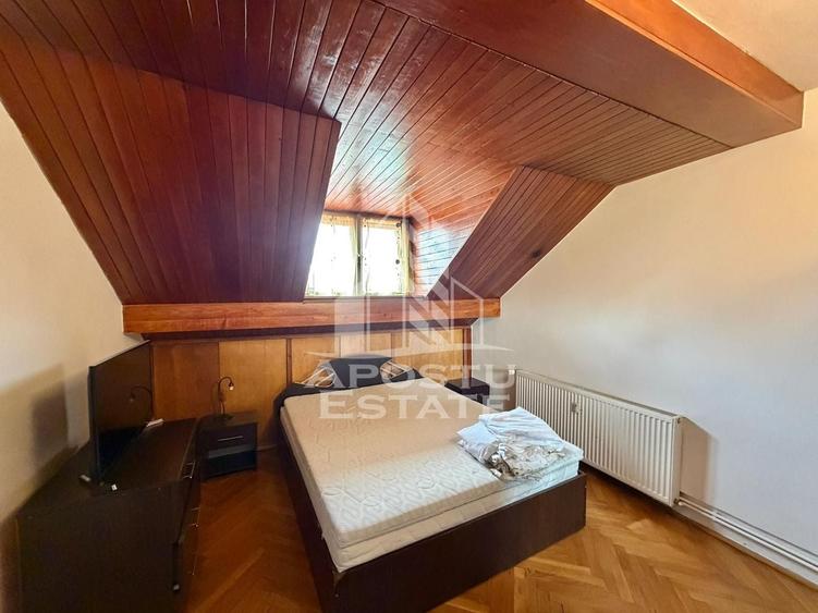 Apartament cu 3 camere semidecomandat, mobilat în P-ța Unirii