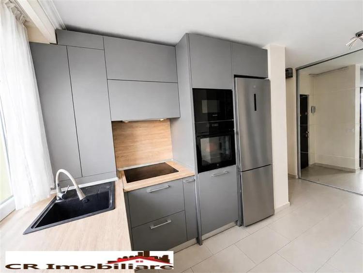 Apartament cu 3 camere decomandat în Titan