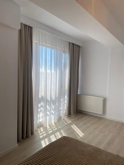 Apartament cu 3 camere decomandat, mobilat în Băneasa